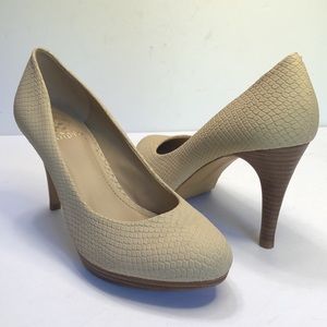 Vince Camuto Cream Zella Textured Almond Toe Platforrm Leather Heels size 9.5M